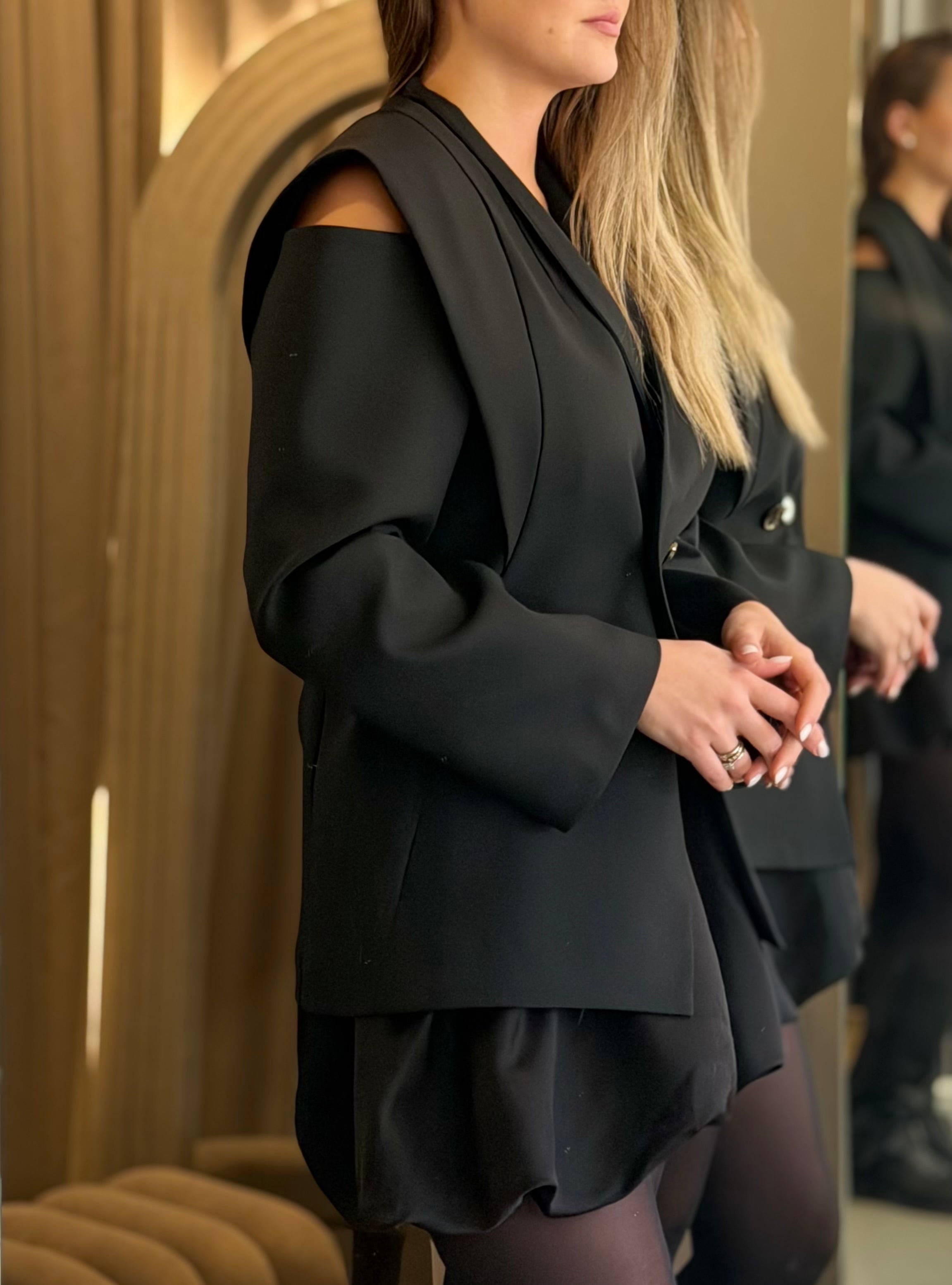 Elegantiškas švarkas su pečių iškirpimais