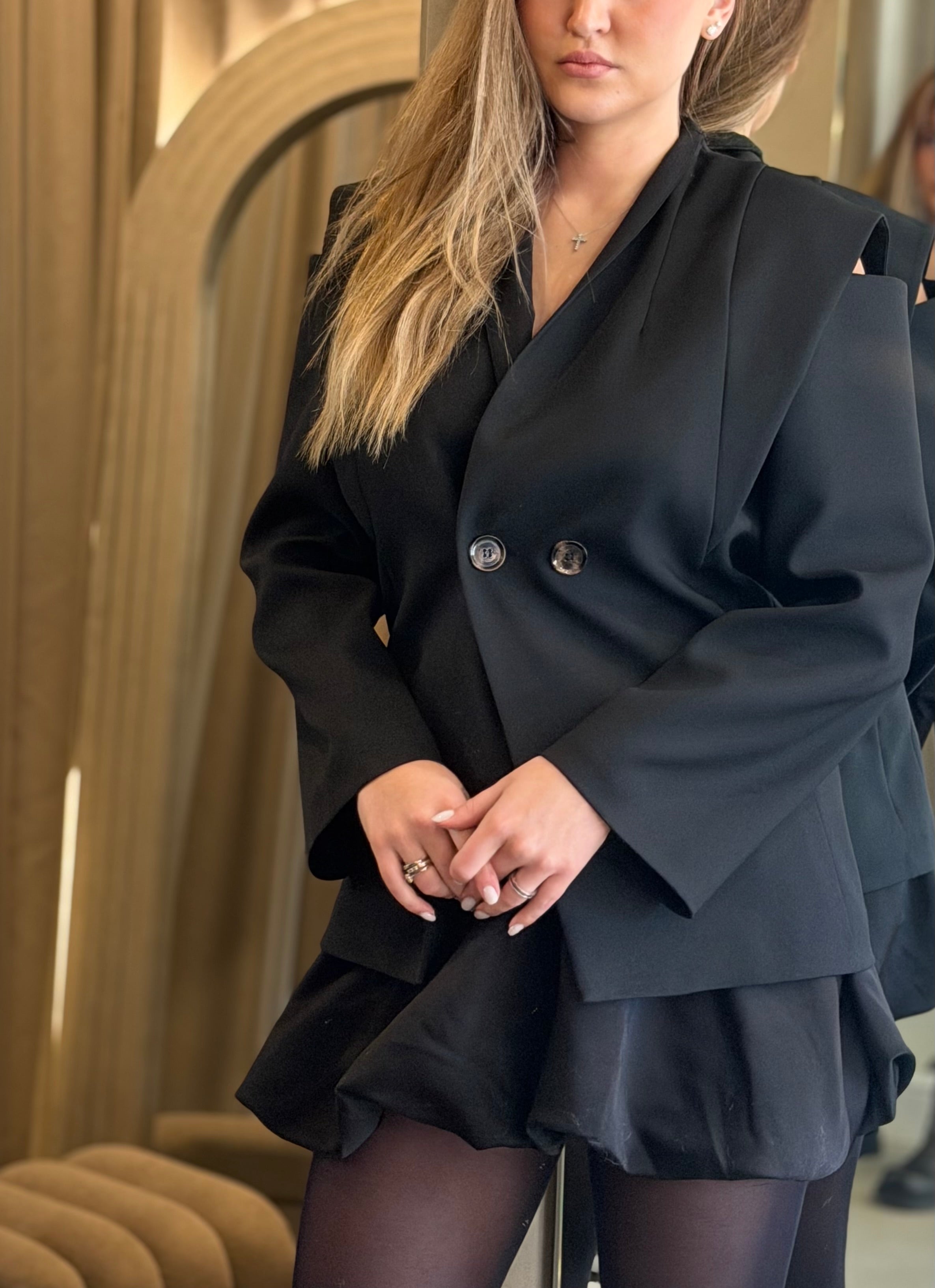 Elegantiškas švarkas su pečių iškirpimais