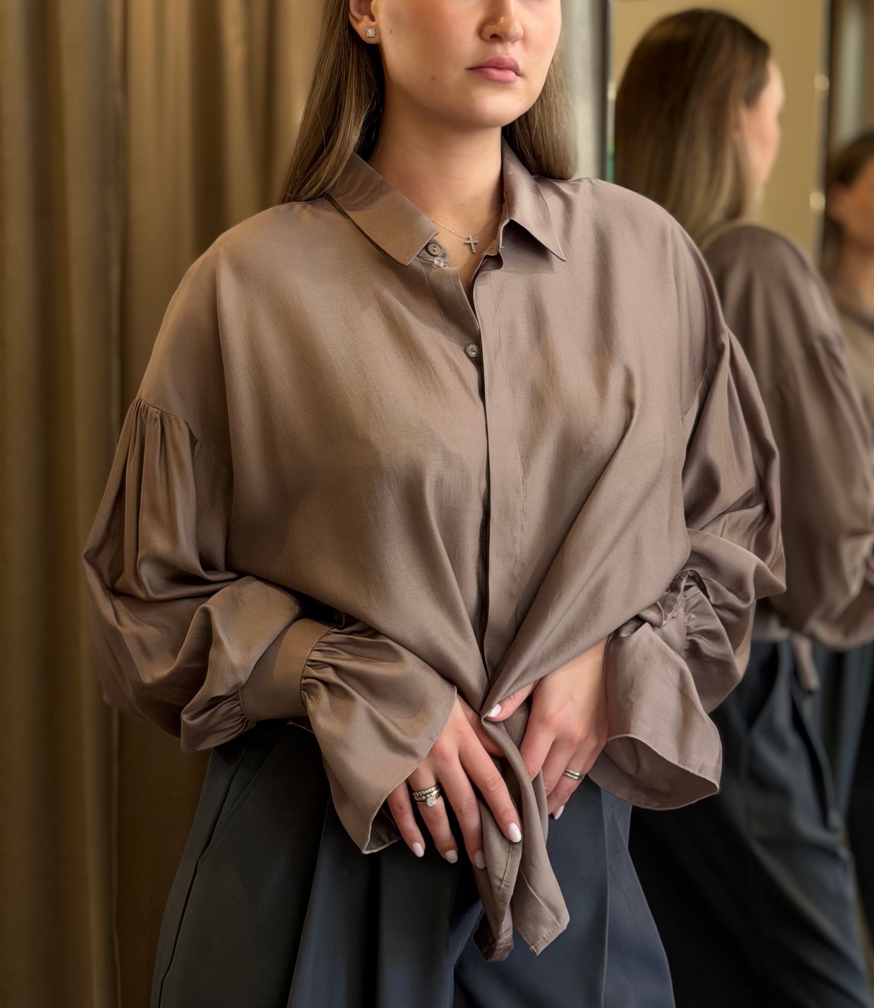 Elegantiški tencelio marškiniai nude