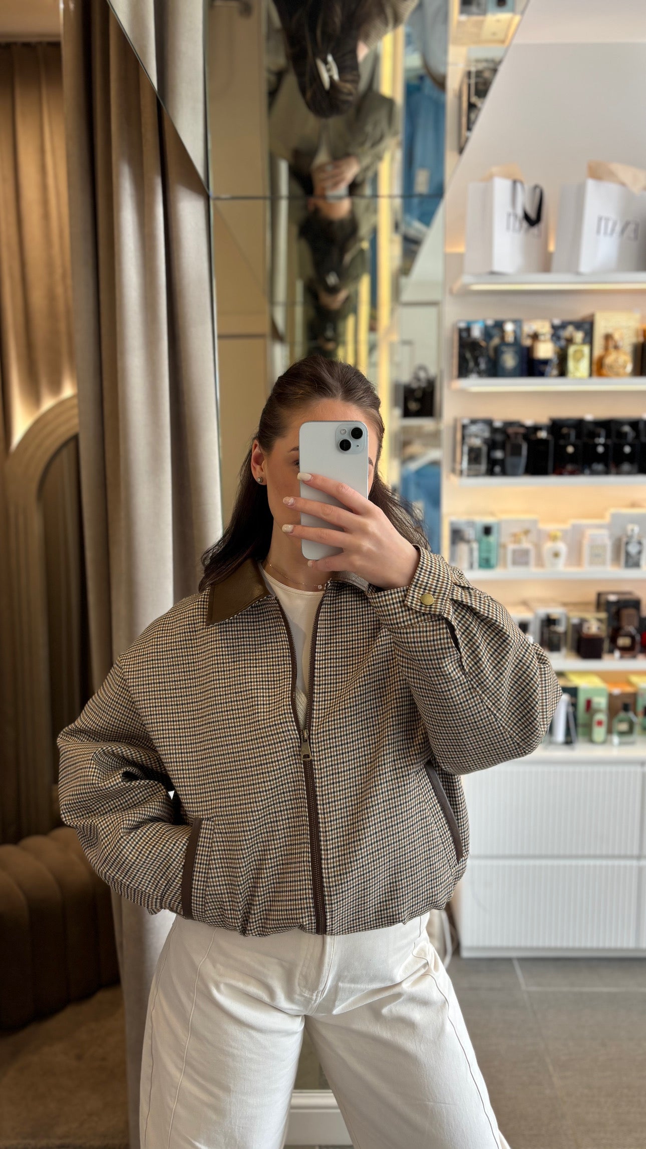 Bomberis su eko odos detalėmis