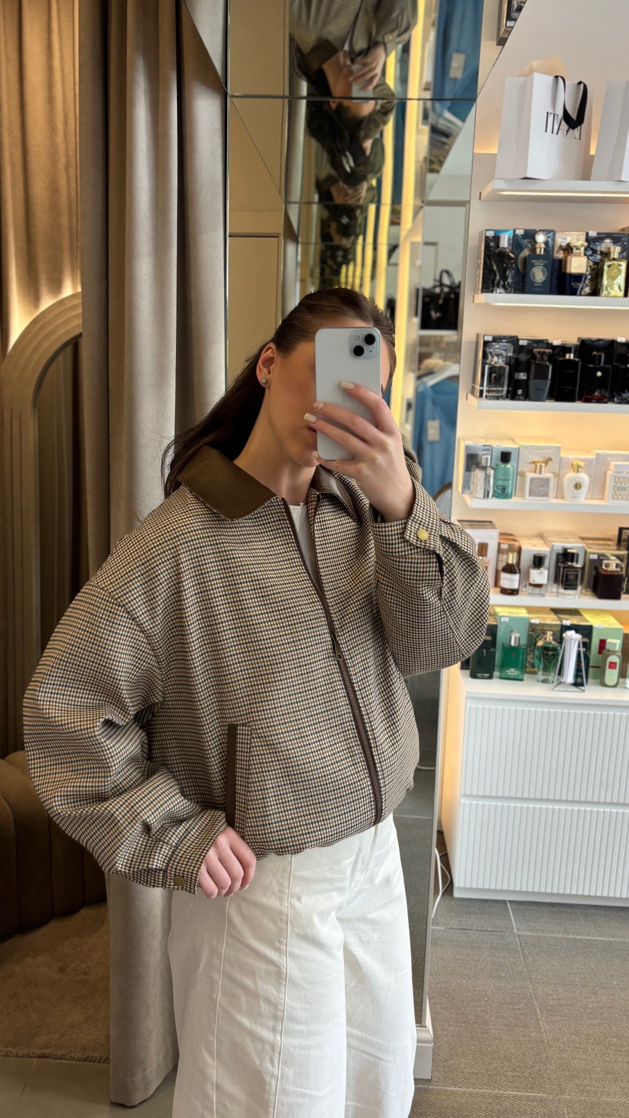 Bomberis su eko odos detalėmis