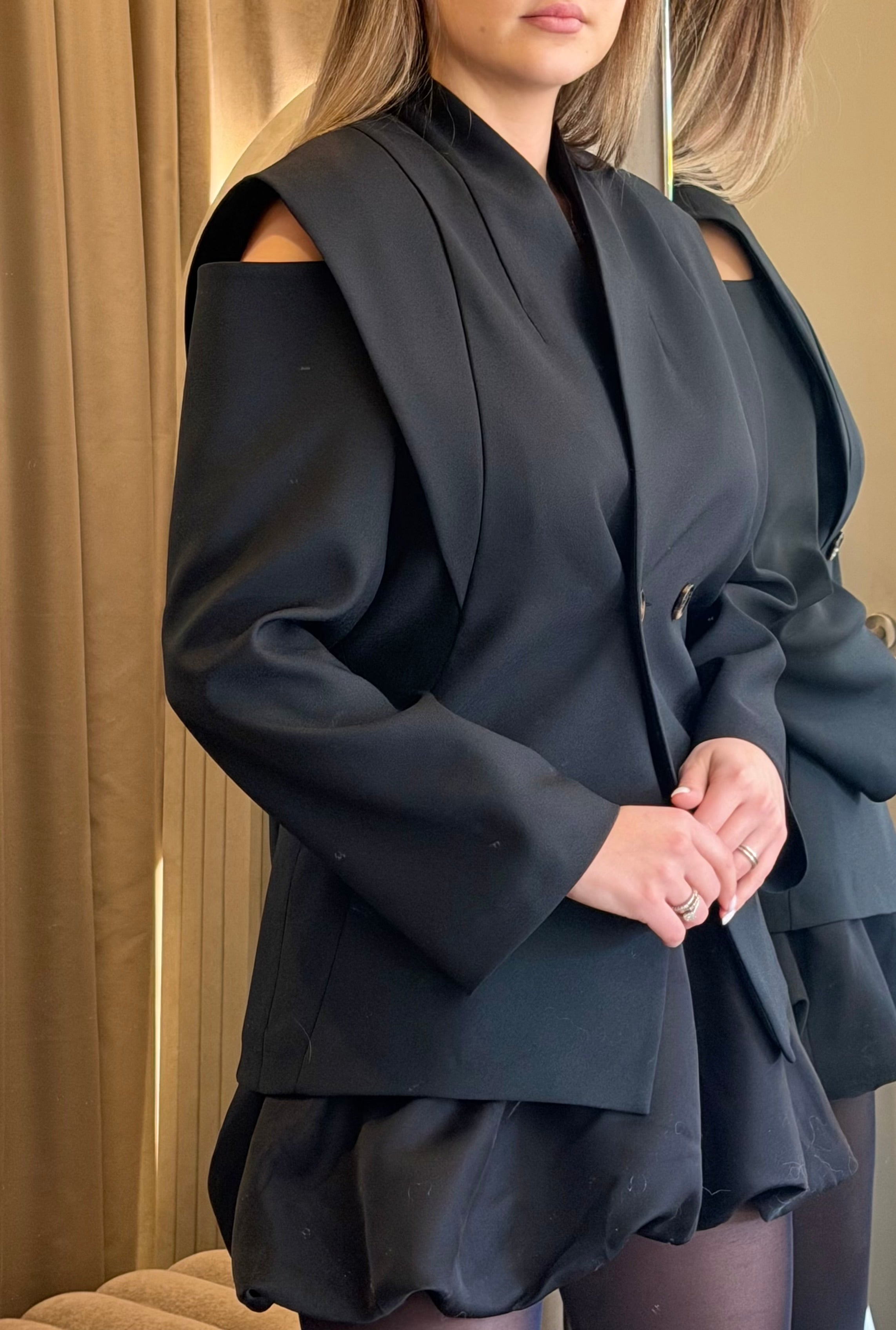 Elegantiškas švarkas su pečių iškirpimais