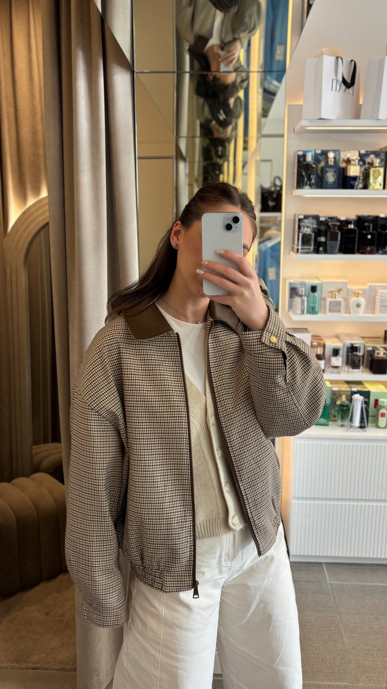 Bomberis su eko odos detalėmis