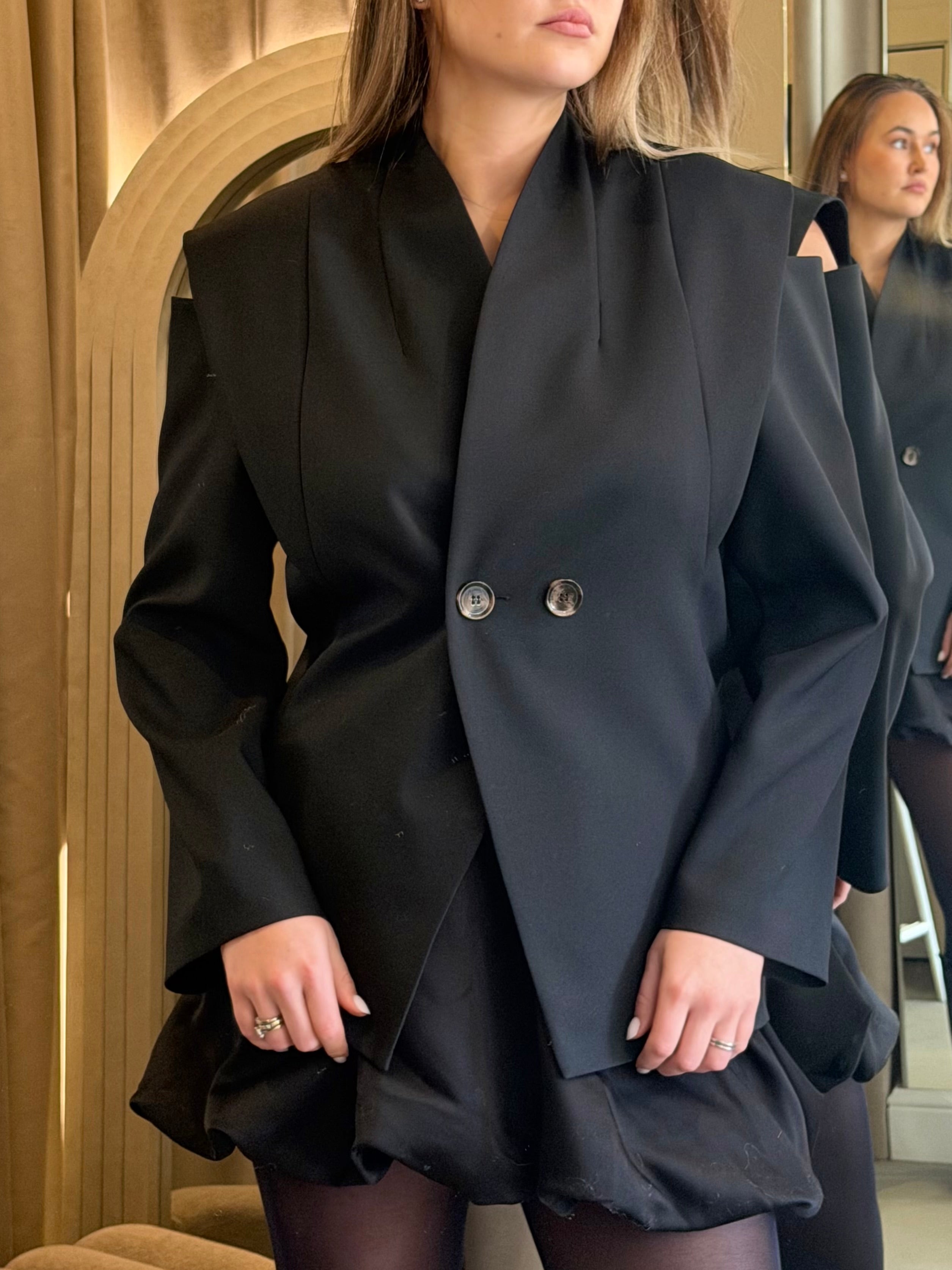 Elegantiškas švarkas su pečių iškirpimais